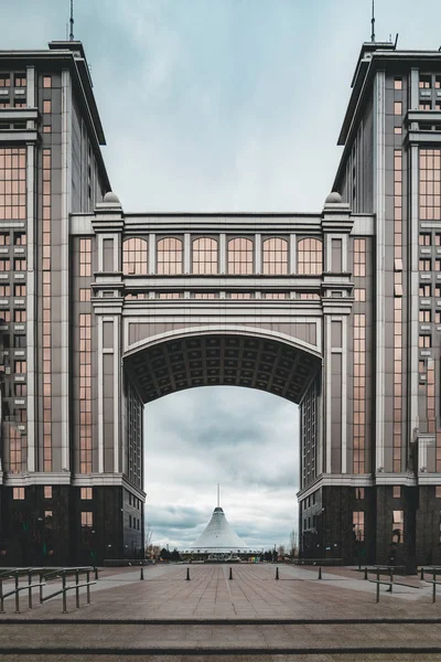 Sede central de KazMunaiGas en Astana Kazajstán con la Torre Khan Shatyr en segundo plano — Foto de Stock