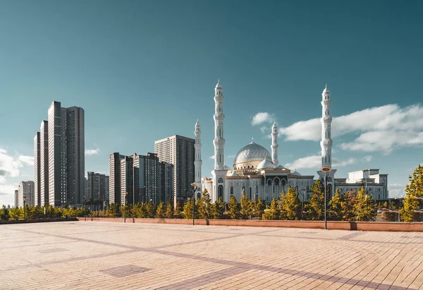 Außenansicht Moschee Hazrat Sultan in Astana Hauptstadt von Kasachstan an einem klaren Tag mit sonnenblauem Himmel — Stockfoto