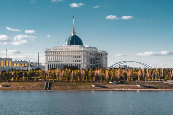 Palazzo presidenziale "Ak-Orda" con cielo blu attraverso il fiume ad Astana, Kazakistan — Foto Stock