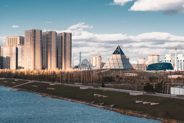 Возвышенный панорамный вид на Астану в Казахстане с Дворцом мира и согласия
