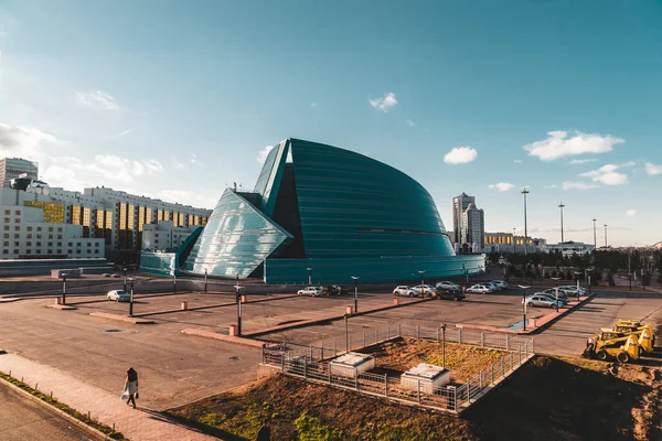 Astana, Cazaquistão - Julho de 2018: localizado no centro administrativo, único em seu projeto arquitetônico, o maior concerto da estrutura da capital — Fotografia de Stock