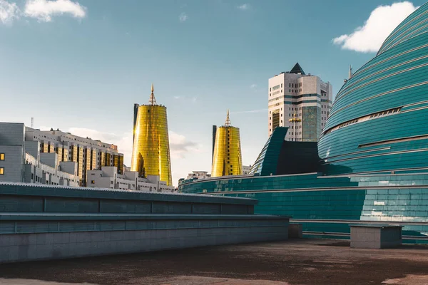 Vista panorâmica elevada da cidade sobre Astana no Cazaquistão com torres douradas também conhecidas como as latas de cerveja e edifício presidencial Ak Orda — Fotografia de Stock