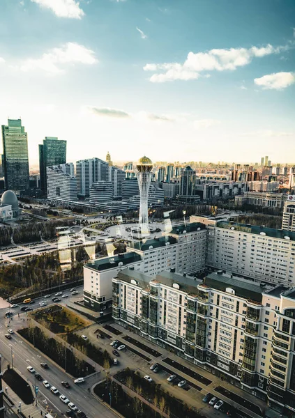 Zonsondergang uitzicht richting Bayterek toren en hous van ministeries in Astana-Kazachstan op een heldere dag — Stockfoto