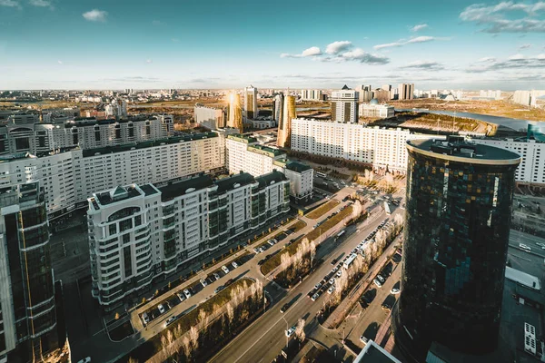Zonsondergang uitzicht richting Bayterek toren en hous van ministeries in Astana-Kazachstan op een heldere dag — Stockfoto