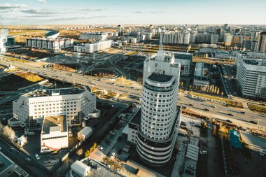 Açık bir günde Bayterek Kulesi ve bakanlıkların Astana Kazakistan'ın şoförünün doğru gün batımı görünümü