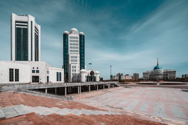 Astana, Kazakistan'ın nehrin karşısındaki mavi gökyüzü ile Cumhurbaşkanlığı Sarayı 