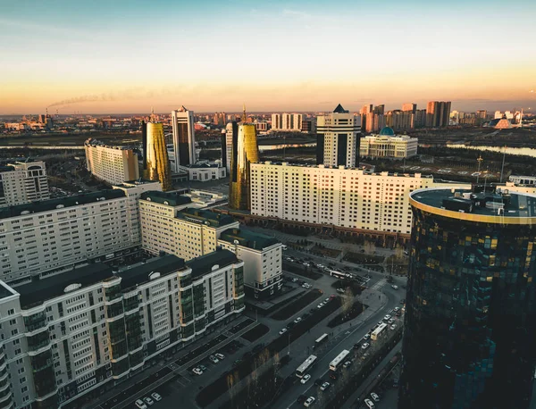 Pôr do sol vista para a torre Bayterek e hous de ministérios no Cazaquistão Astana em um dia claro — Fotografia de Stock
