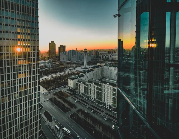 Západ slunce směrem k Bayterek věž a hous ministerstev v Astana: za jasného dne — Stock fotografie