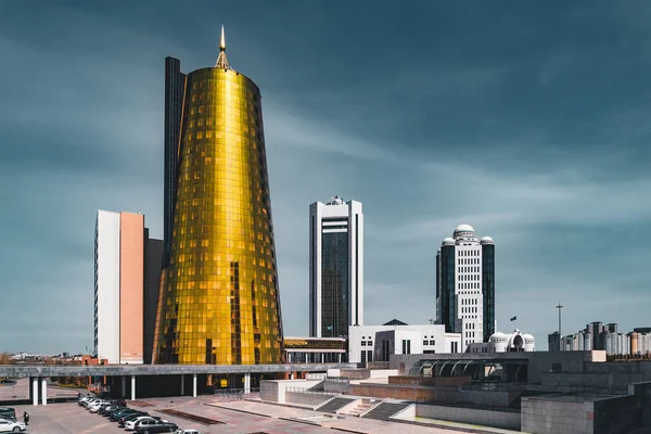 Vista panorâmica elevada da cidade sobre Astana no Cazaquistão com torres douradas também conhecidas como as latas de cerveja e edifício presidencial Ak Orda — Fotografia de Stock