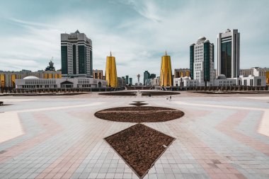 Yükseltilmiş panoramik şehir görüntülemek Astana üzerinde Golden kuleli Kazakistan'daki aka bira kutuları ve başkanlık binası Ak Orda 