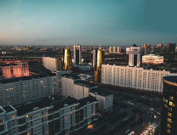 Éjszaka igencsak szépséges panorámát torony Bayterek és hous Astana Kazahsztán a minisztériumok felé egy tiszta nap — Stock Fotó