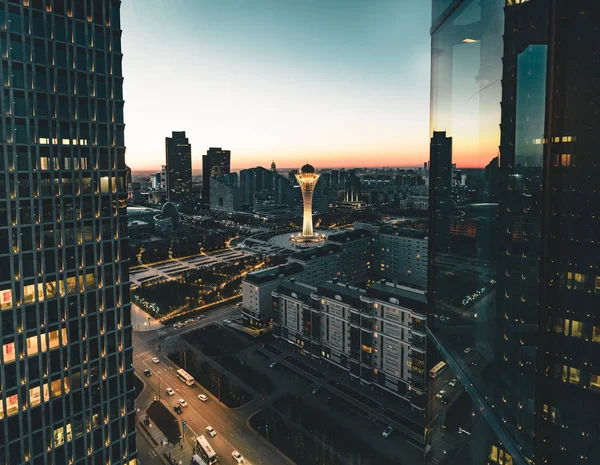 Vista notturna verso la torre Bayterek e la casa dei ministeri in Astana Kazakistan in una giornata limpida — Foto Stock