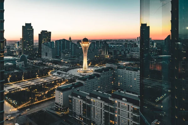 Açık bir günde Bayterek Kulesi ve bakanlıkların Astana Kazakistan'ın şoförünün doğru gece görünümü — Stok fotoğraf