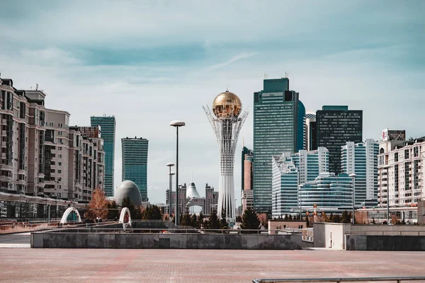 La Torre Bayterek, una torre de observación histórica diseñada por el arquitecto Norman Foster en Astana, la capital de Kazajstán . — Foto de Stock