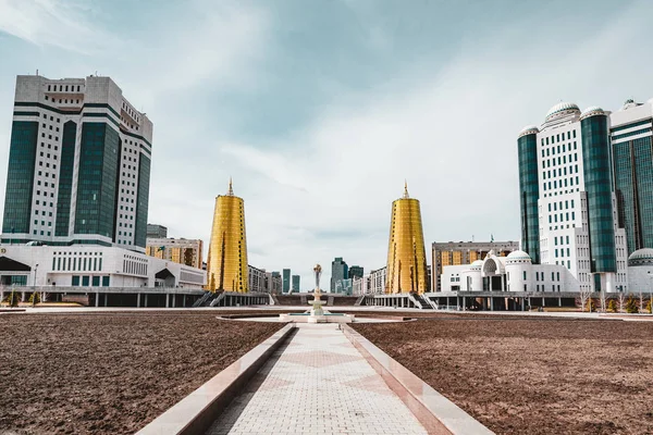Vista panorámica elevada de la ciudad de Astana en Kazajstán con torres de oro también conocidas como latas de cerveza y edificio presidencial Ak Orda — Foto de Stock