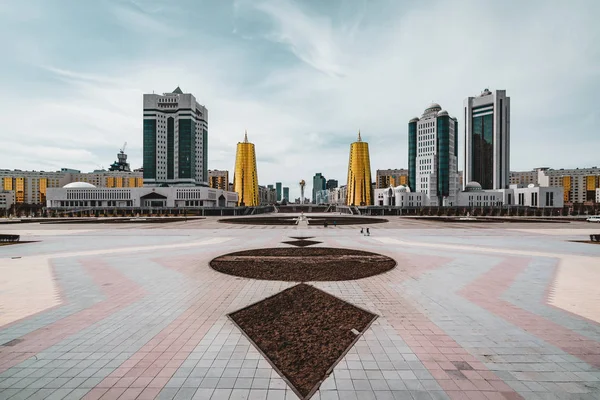 Verhoogde panoramisch stad uitzicht over Astana in Kazachstan met gouden torens aka de bierblikjes en presidentiële gebouw Ak Orda — Stockfoto