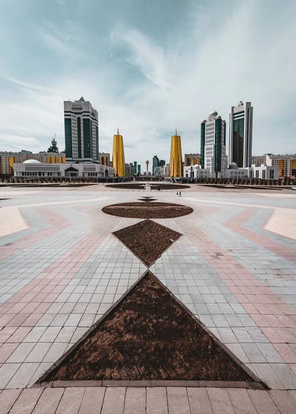 Yükseltilmiş panoramik şehir görüntülemek Astana üzerinde Golden kuleli Kazakistan'daki aka bira kutuları ve başkanlık binası Ak Orda 
