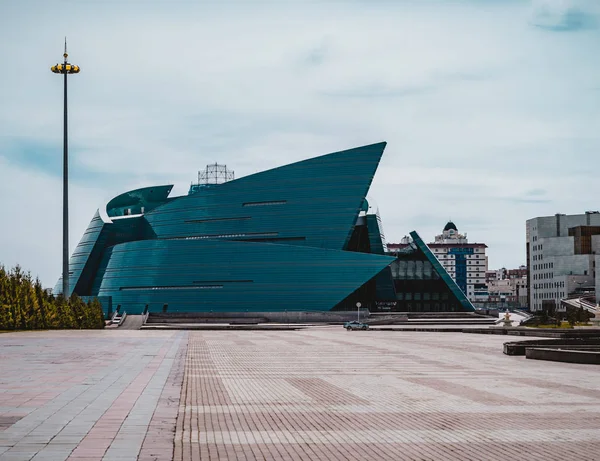 Astana, Cazaquistão - Julho de 2018: localizado no centro administrativo, único em seu projeto arquitetônico, o maior concerto da estrutura da capital — Fotografia de Stock