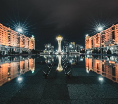 Gece görünümü Bayterek kulenin mimar Norman Foster ın Astana, Kazakistan'ın başkenti tarafından tasarlanan bir dönüm noktası gözetleme kulesi.