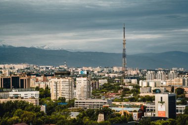 Almatı şehri yatay, kok tobe karla kaplı Tian Shan dağlarında Almaty Kazakistan