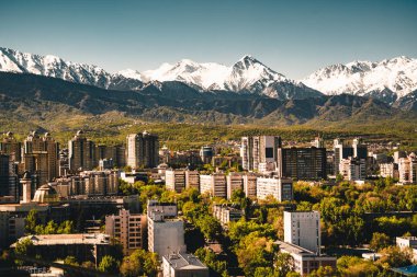 Almaty Kazakistan karla kaplı Tian Shan dağlarında bir arka plan üzerinde şehir manzarası