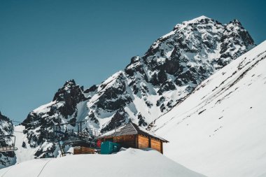 Ski lift Almatı dağlarda. Şimbulak Kayak Resort Hotel şimdi şapkalı-Tian Shan şehirde Almatı, Kazakistan, Orta Asya.