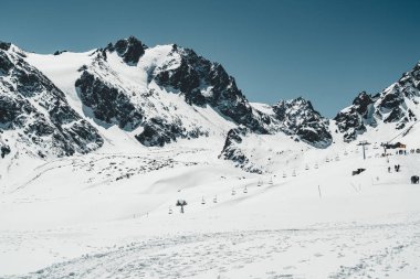 Ski lift Almatı dağlarda. Şimbulak Kayak Resort Hotel şimdi şapkalı-Tian Shan şehirde Almatı, Kazakistan, Orta Asya.