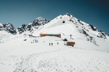 Ski lift Almatı dağlarda. Şimbulak Kayak Resort Hotel şimdi şapkalı-Tian Shan şehirde Almatı, Kazakistan, Orta Asya.