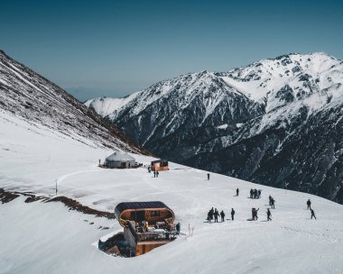 Ski lift Almatı dağlarda. Almatı şehri, Kazakistan, Orta Asya bölgesinde Şimbulak Kayak Resort otel.