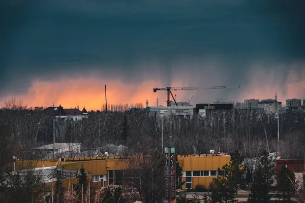 Pôr do sol sobre Astana com a aproximação da tempestade no Cazaquistão — Fotografia de Stock