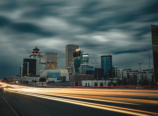 Ulice noc v Astana s světlo do trasy dopravní nad městem Kazachstánu — Stock fotografie