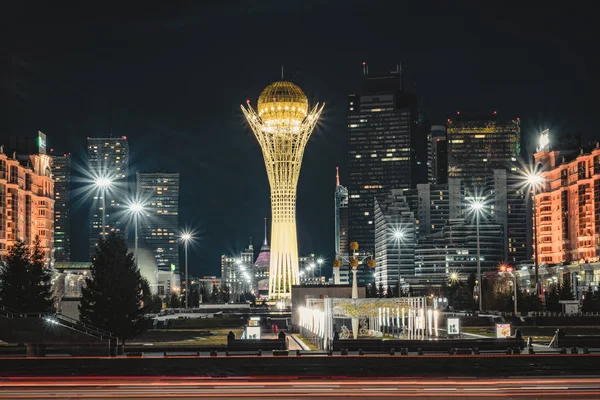 Gece görünümü Bayterek kulenin mimar Norman Foster ın Astana, Kazakistan'ın başkenti tarafından tasarlanan bir dönüm noktası gözetleme kulesi. — Stok fotoğraf