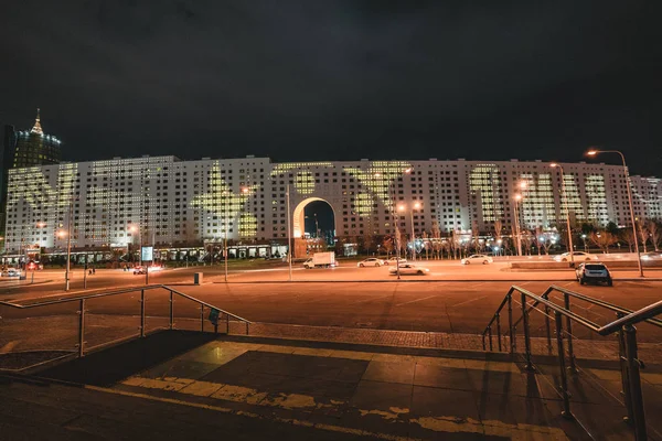 Noční pohled na domu ministerstev s reklamou na Květen 9, Astana, Kazachstán — Stock fotografie