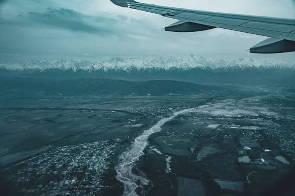 Vista para Almaty Cazaquistão aterrissando de avião — Fotografia de Stock