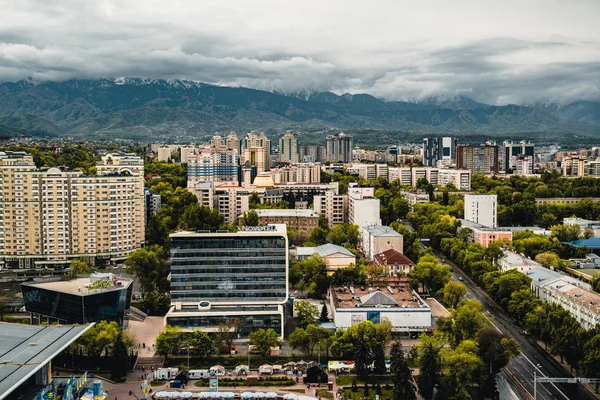 Алматинский городской пейзаж с заснеженными горами Тянь-Шаня в Алматы Казахстан — стоковое фото