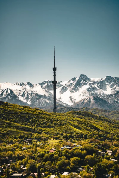 Paisaje de la ciudad de Almaty con montañas Tian Shan nevadas en Almaty Kazajstán — Foto de Stock