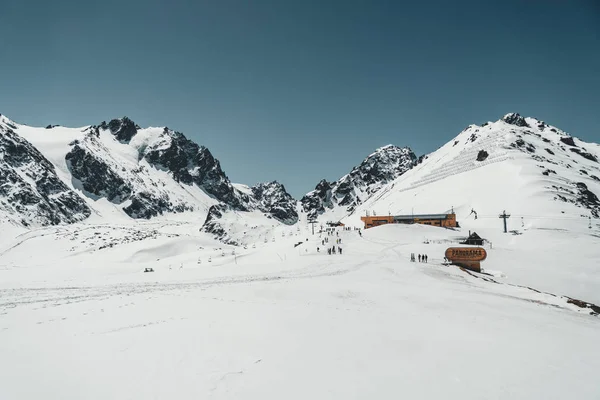 Wyciąg narciarski w górach Almaty. Shymbulak Ski Resort Hotel teraz capped Tienszan, w mieście Ałma Ata, Kazachstan, Azja Środkowa. — Zdjęcie stockowe