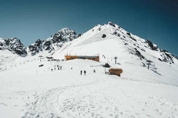 Remonte en las montañas de Almaty. Shymbulak Ski Resort Hotel ahora-capped Tian Shan en la ciudad de Almaty, Kazajstán, Asia Central . —  Fotos de Stock