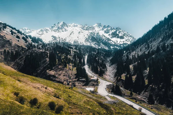 Almaty, Kazakstan skidlift, linbanan stuga på Medeo Shymbulak rutten mot berget bakgrund — Stockfoto