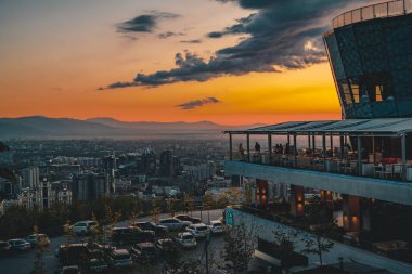 Almatı şehir ve Kok Tobe Tv Kulesi manzarasına üzerinden günbatımı