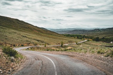 Karayolu street yeşil Kazakistan bozkır görünümü ile boş