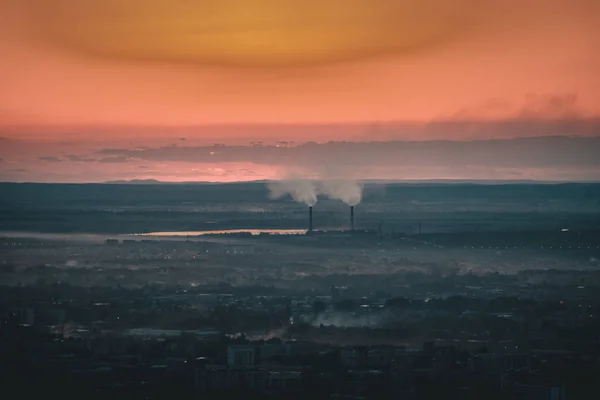 Pôr do sol sobre a cidade de Almaty e uma vista da Torre de TV Kok Tobe — Fotografia de Stock