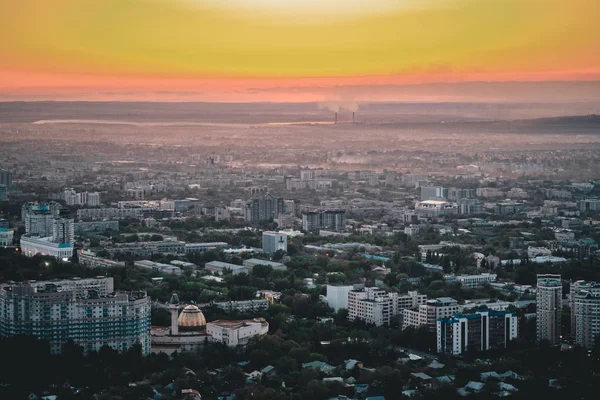 Západ slunce nad městem Almaty a výhled na Kok Tobe televizní věž — Stock fotografie