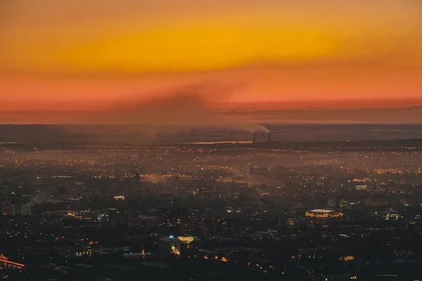 Pôr do sol sobre a cidade de Almaty e uma vista da Torre de TV Kok Tobe — Fotografia de Stock