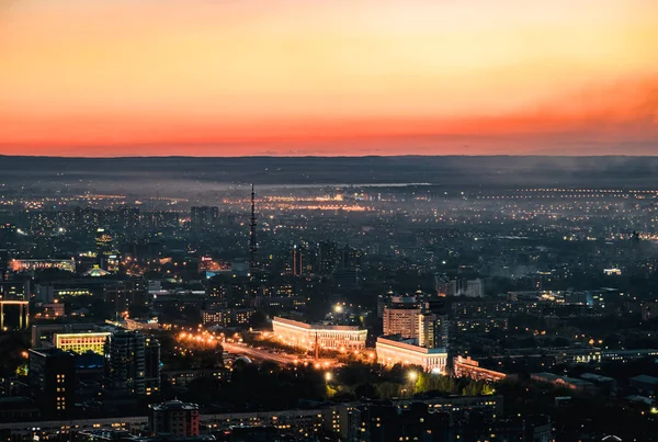 Закат над городом Алматы и вид на телебашню Кок Тобе — стоковое фото