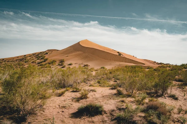 Sand dunes under blå himmel. Saharaöknen, tidigare byn hus överföras på grund av sands rörelse. — Stockfoto