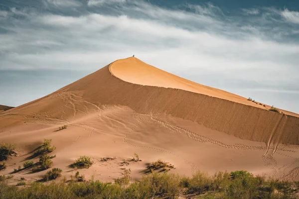 Sanddyner under blå himmel. Sahara-ørkenen. Tidligere ble husene flyttet på grunn av sandbevegelser. . – stockfoto