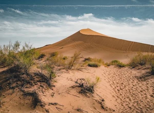 Sand dunes under blå himmel. Saharaöknen, tidigare byn hus överföras på grund av sands rörelse. — Stockfoto