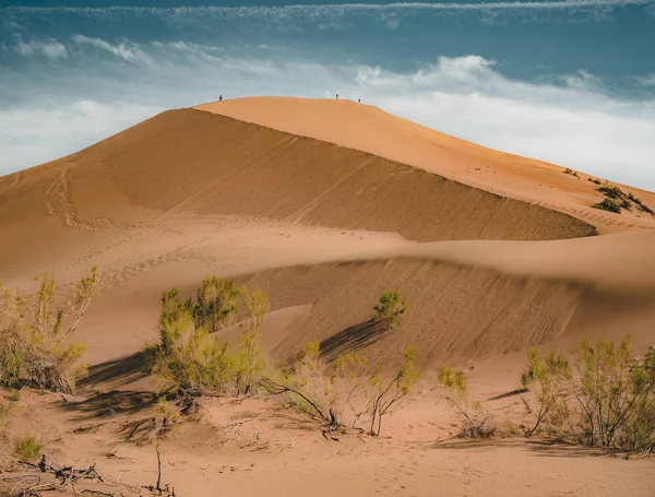 Dunas de arena bajo el cielo azul. Sahara Desert, Anteriormente, casas de pueblo transferidas debido al movimiento de arenas . — Foto de Stock