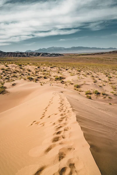 Sanddyner under blå himmel. Sahara-ørkenen. Tidligere ble husene flyttet på grunn av sandbevegelser. . – stockfoto